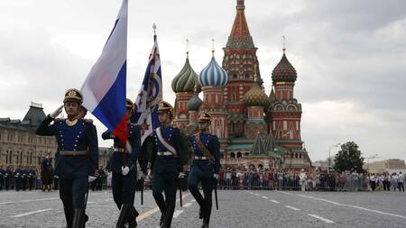 Policías rusos en la Plaza Roja de Moscú (Reuters)