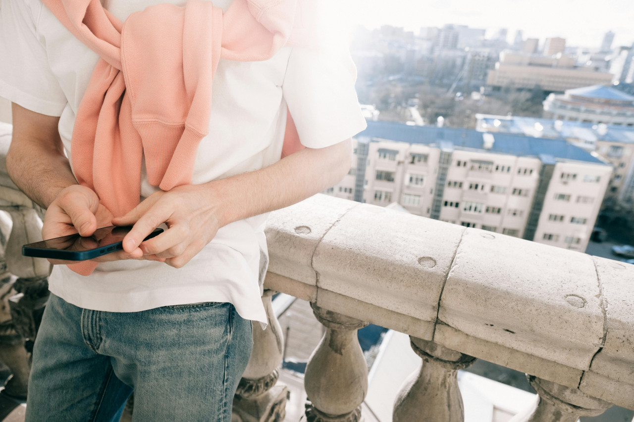 Hombre con un celular. Foto: Pexels