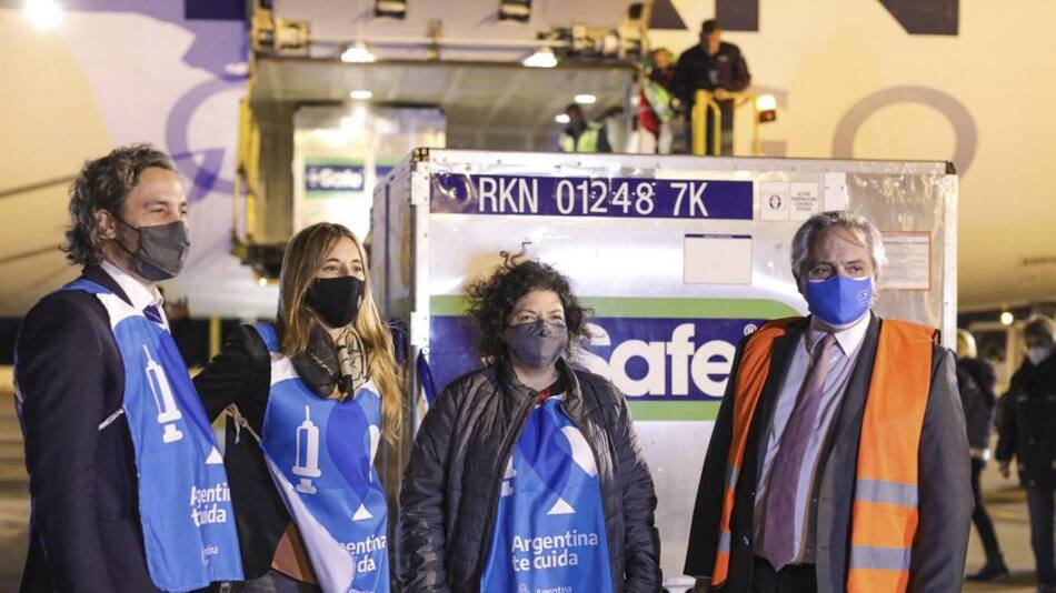 Alberto Fernández recibió en Ezeiza más de 900 mil vacunas de AstraZeneca, NA