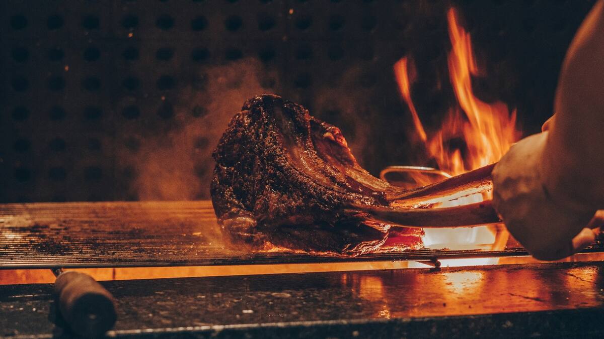 El asado, un plato premiado. Foto: Unsplash.