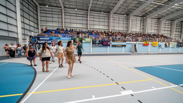 Moreno: Mariel Fernández inauguró un microestadio y una pileta con olas en el Polideportivo “Diego Armando Maradona”