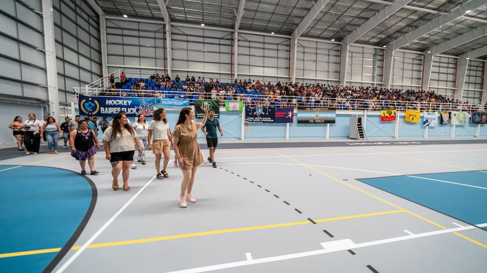 En Moreno, Mariel Fernández inauguró un microestadio y una pileta con olas en el Polideportivo “Diego Armando Maradona”.