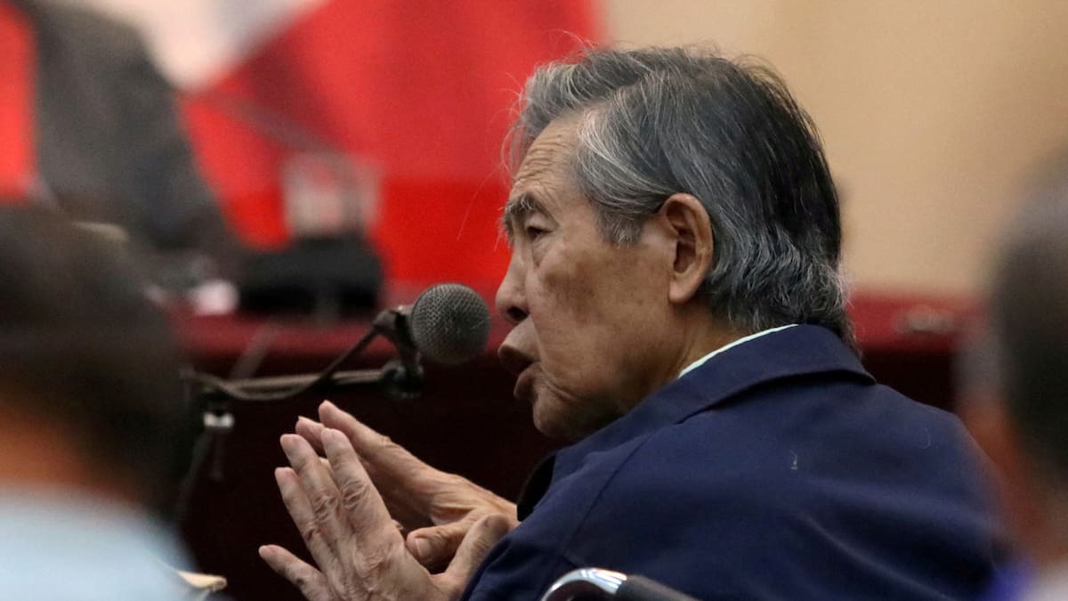 El expresidente de Perú Alberto Fujimori asiste a un juicio como testigo en la base naval del Callao. Reuters