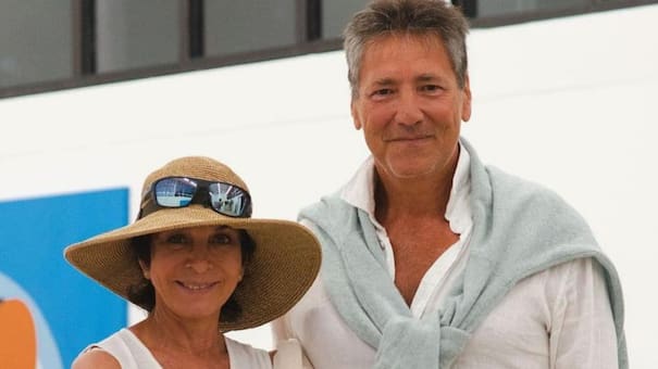 Quién es el marido de Mónica Gutiérrez, el hombre que se viralizó tras caminar desnudo en un móvil en vivo