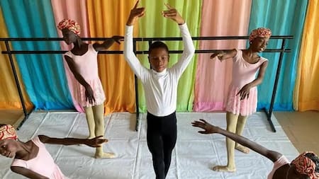 Niño bailando ballet en India