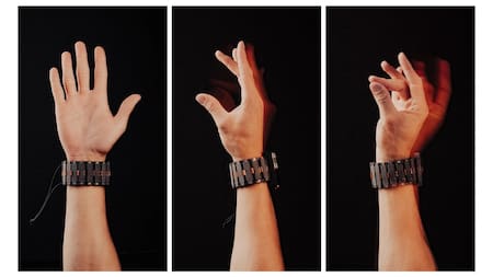 Una pulsera que permite controlar una computadora con un movimiento de la mano.