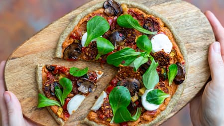 Una propuesta distinta para sorprender a tus invitados: cómo realizar la pizza de papa y mucho queso que enamora cualquier paladar