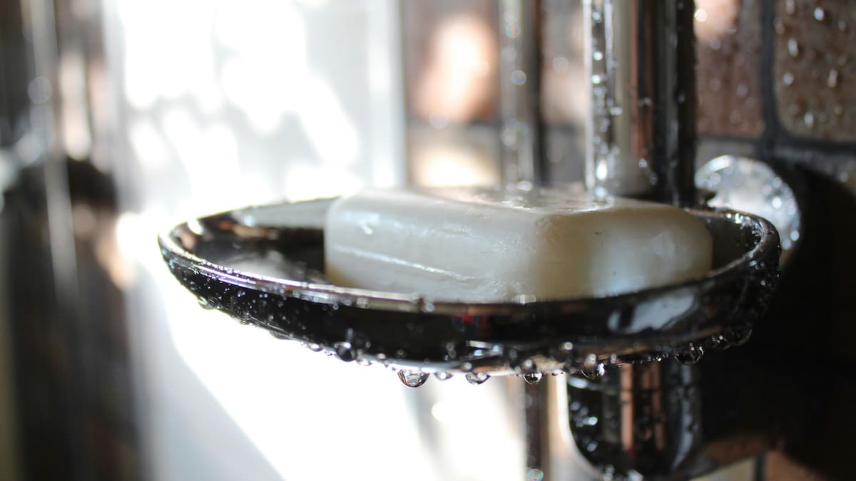 ¿Adiós al jabón?: un estudio científico reveló cuáles son los beneficios de bañarse solo con agua
