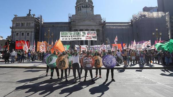 Pañuelazo verde en apoyo al aborto se hizo sentir frente al Congreso y en redes
