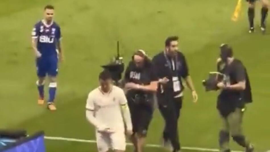 Gesto obsceno de Cristiano Ronaldo en el fútbol de Arabia Saudita. Foto: Captura de video