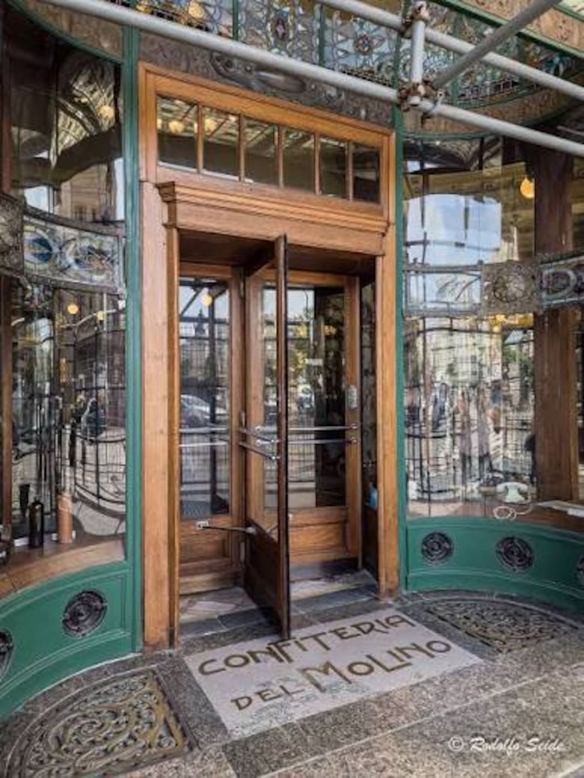 Vista de la fachada y la cúpula restaurada de la Confitería del Molino en la esquina de Rivadavia y Callao.
