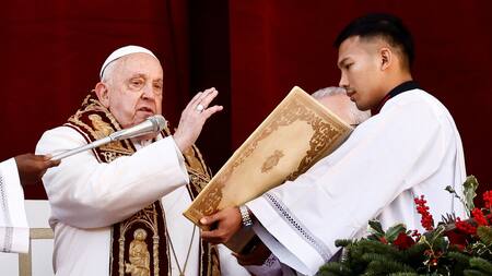 El Papa Francisco pronuncia su tradicional discurso Urbi et Orbi del día de Navidad en el Vaticano. Foto: Reuters.