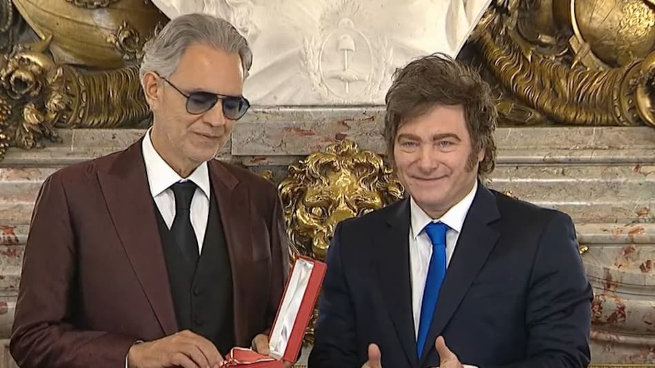 Bocelli fue condecorado por Milei en Casa Rosada.