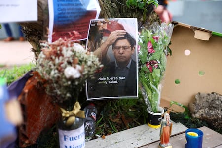 Rezos por la salud del precandidato presidencial colombiano, Miguel Uribe Turbay. Foto: Reuters/Luisa González.