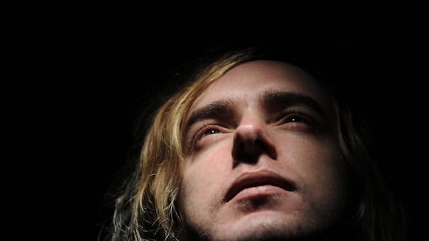 Internaron a Benito Cerati tras desvanecerse en la calle y golpearse la cabeza