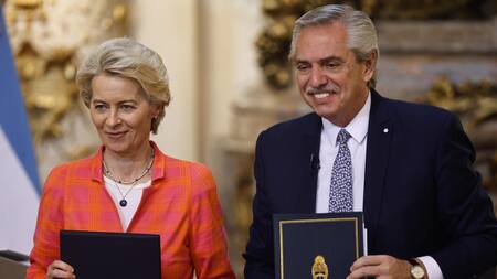 Alberto Fernández y Úrsula Von der Layen. Foto: EFE.