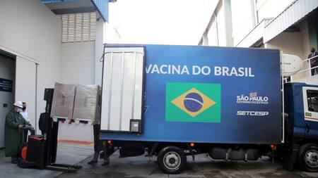 Coronavirus, Brasil, pandemia, camiones con vacunas, Reuters