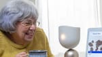 Hablan, sugieren actividades y hacen compañía: los nuevos robots con IA que ayudan a combatir la soledad en adultos mayores
