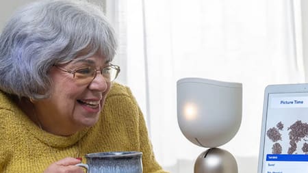 Hablan, sugieren actividades y hacen compañía: los nuevos robots con IA que ayudan a combatir la soledad en adultos mayores