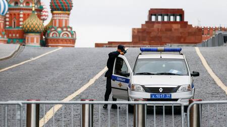 Un oficial de policía custodia la Plaza Roja cerrada en Moscú. Foto: Reuters.