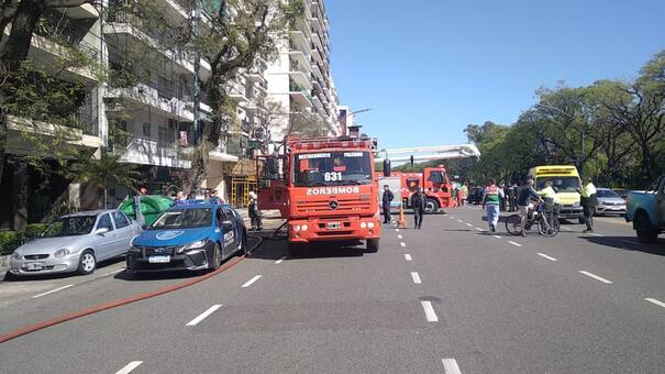 Alerta por un incendio en Palermo: un bebé y dos mujeres fueron trasladados de urgencia