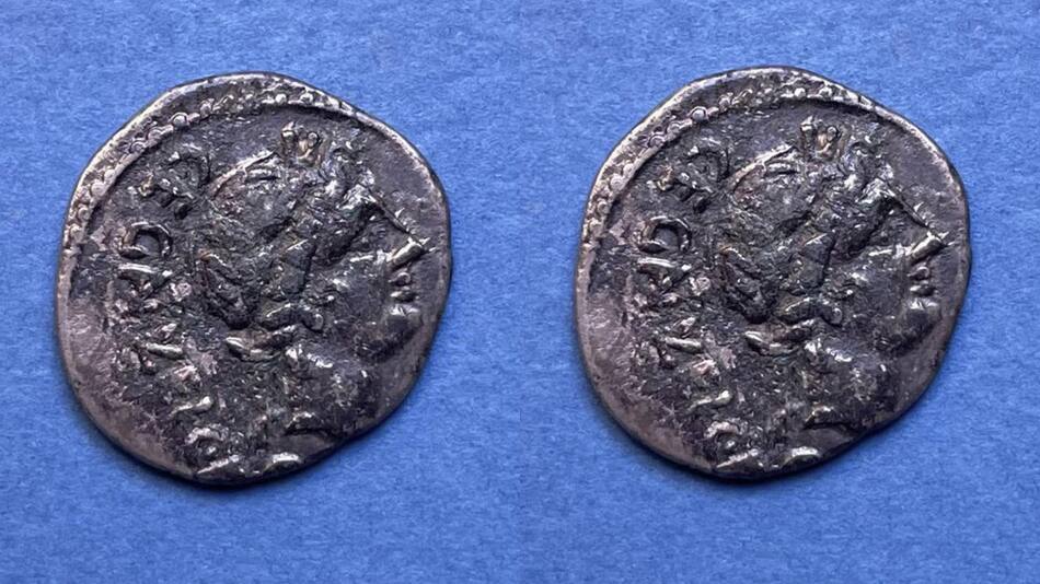 Las monedas encontradas en Claterna. Foto: EFE