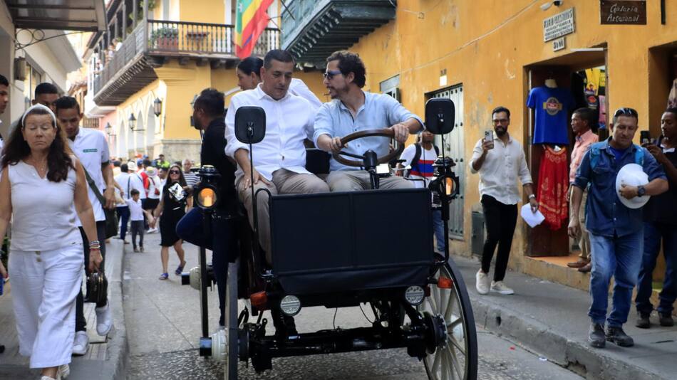Cartagena inicia la sustitución de coches de caballos con el primer prototipo eléctrico. EFE
