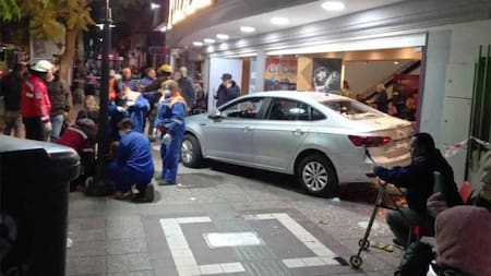Un auto se incrustó en teatro donde actuaba Soledad Silveyra: 23 heridos