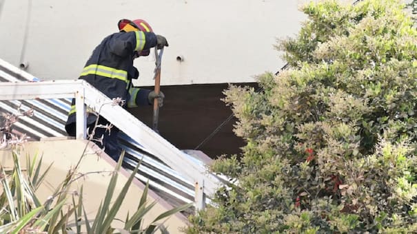 Derrumbe en Villa Gesell: encontraron el cuerpo de una mujer entre los escombros y ya son dos los muertos