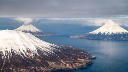 Los tres volcanes de Alaska en el archipiélago de las Islas Aleutianas, Foto: Himanshu Sharma.