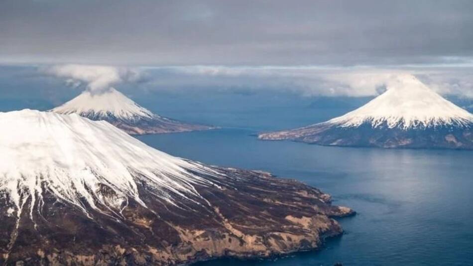 Los tres volcanes de Alaska en el archipiélago de las Islas Aleutianas, Foto: Himanshu Sharma.