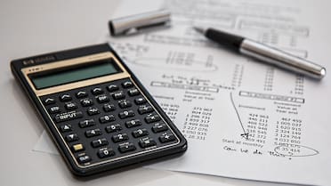 Nuevos pisos mínimos y excepciones al tributo: quiénes pagarán impuesto a las ganancias a partir de enero y cuáles son los gastos deducibles