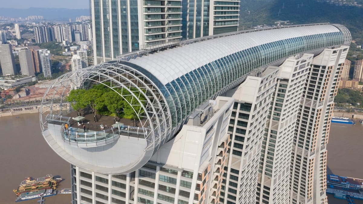 “The Crystal”, el rascacielo horizontal del complejo Raffles City Chongqing, en China.