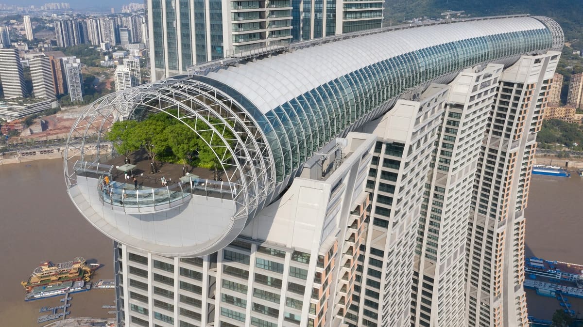 China sorprende con “The Crystal” en Chongqing: el rascacielos horizontal que supera a la histórica Torre Eiffel