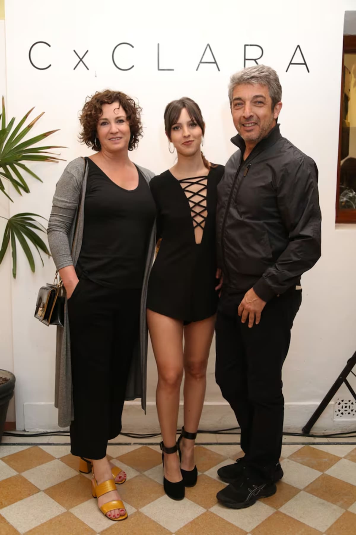 Clara Darín junto a sus padres