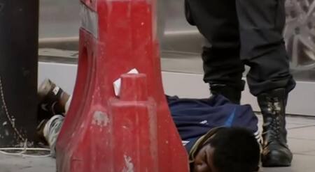 El indigente que atacó a una policía