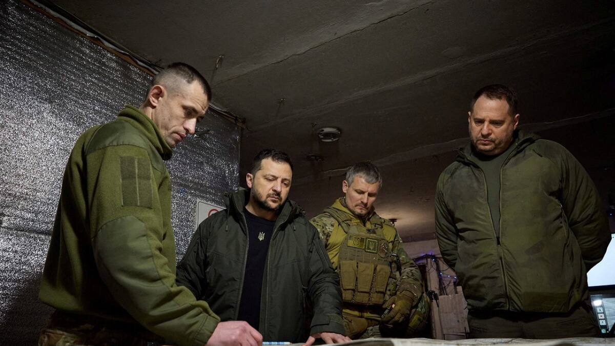 Volodímir Zelenski junto a miembros del Ejército ucraniano. Foto: Reuters.