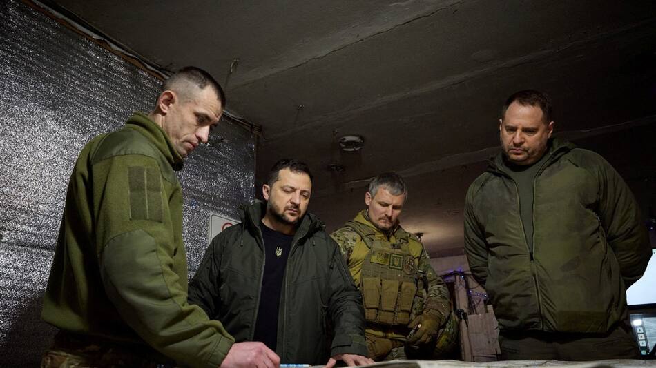 Volodímir Zelenski junto a miembros del Ejército ucraniano. Foto: Reuters.