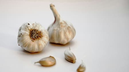El ritual del ajo. Foto Unsplash.