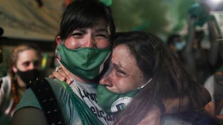 Senado aprobó ley del aborto, Reuters.