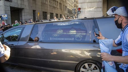 El coche fúnebre que traslada los restos de Diego Armando Maradona se retira de Casa Rosada hacia el Cementerio de Bella Vista. FOTO NA
