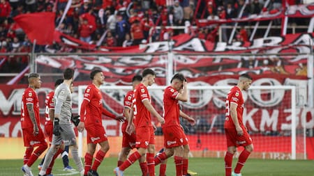 Independiente se retiró bajo una lluvia de silbidos del estadio Libertadores de América. Foto: NA.