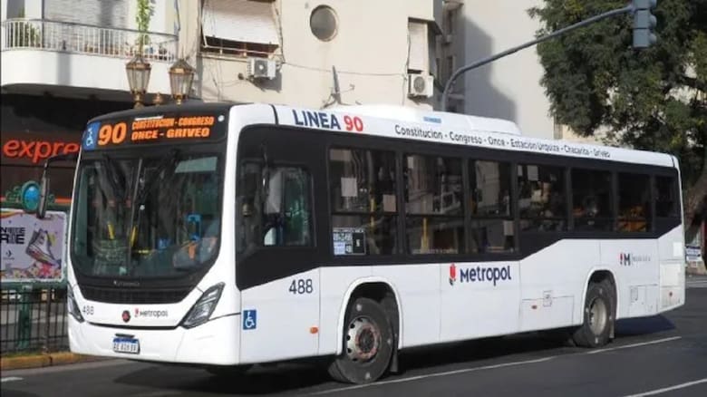 Se oficializó la despedida de un emblemático colectivo de CABA: se ...