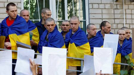 Prisioneros de guerra ucranianos. Foto: REUTERS/Valentyn Ogirenko.