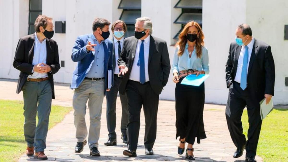 Alberto Fernández junto a funcionarios por Consejo Económico y Social
