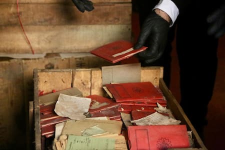 Descubren centenares de pasaportes y fichas de afiliados al partido nazi de la Argentina.