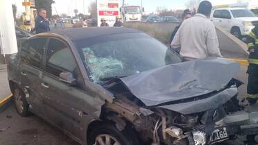 Se descompuso mientras manejaba, entró a toda velocidad a una estación de servicio y mató a una mujer