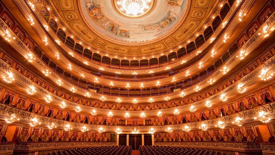 El Teatro Colón será una de las sedes de la Noche de Los Museos este sábado y abrirá sus puertas con entrada gratuita desde las 19 hasta las 00 hs.