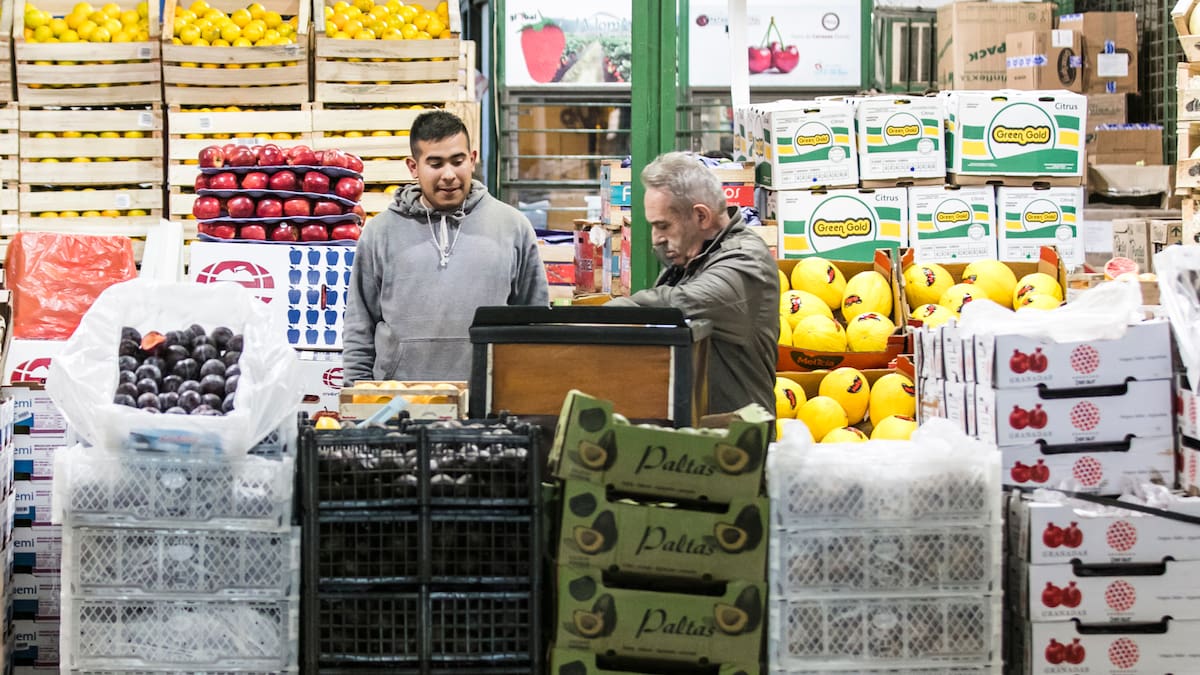 El Mercado Central de Buenos Aires recibe diariamente a miles de personas que buscan alimentos frescos a precios accesibles.