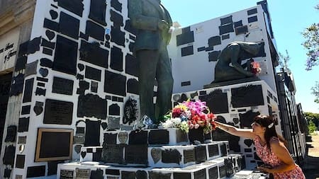 La cuidadora del mausoleo de Gardel cuenta la verdad de la polémica nacionalidad uruguaya: “Es todo un disparate”